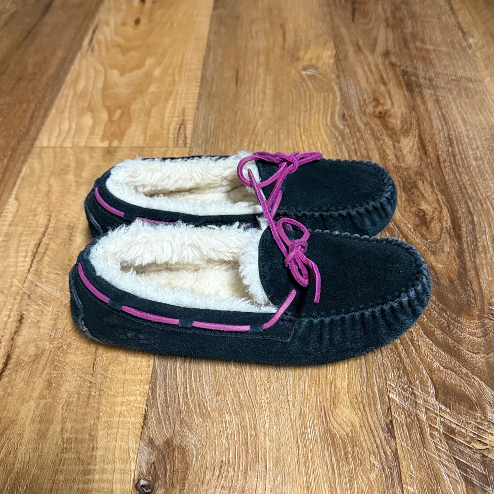 UGG Little Girl's Dakota Moccasin/Loafer Style Slippers (Size: 1Y) EUC